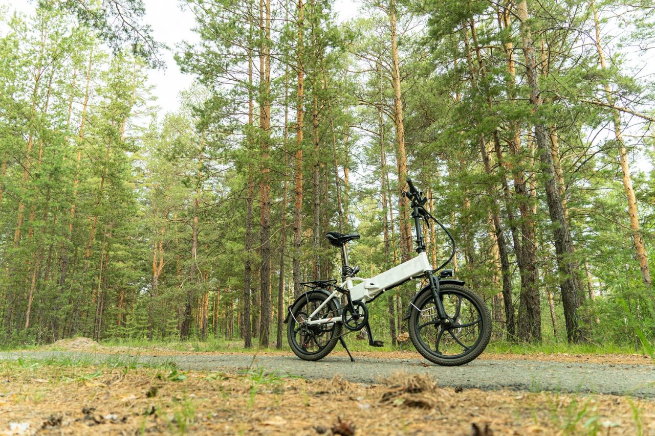 VTT électrique Cube roulant sur un chemin forestier en pleine nature.